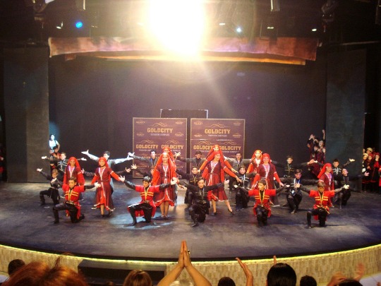 Фото выступления турецкого народного ансамбля в Махмутларе