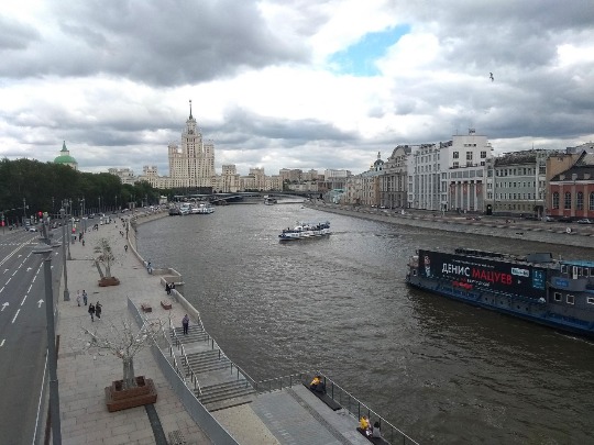 Фотография городских видов с моста Зарядье в Москве