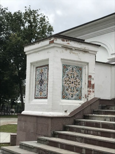 Фотография изразцов на Успенском соборе в Ярославле