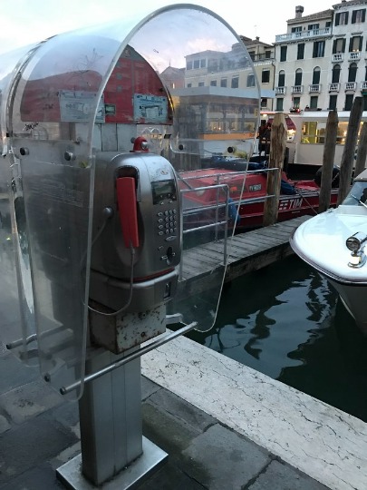 Фотография телефонного автомата в Венеции