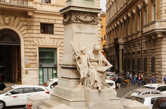 Фотография памятника Марко поло в Италии