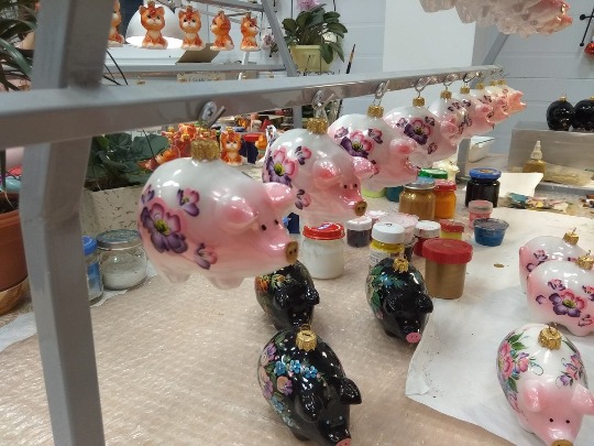 Фотография стеклянных свинок на фабрике елочных игрушек Ариель